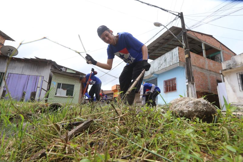O canal Caraparú, no Guamá, é mais um local que está sendo contemplado pelas ações emergenciais de limpeza que estão feitas pelo governo do Estado, através da Secretaria de Desenvolvimento Urbano e Obras Públicas (Sedop). <div class='credito_fotos'>Foto: Alex Ribeiro / Ag. Pará | <a href='/midias/2020/originais/6172_aeb9401a-6368-e5fb-666f-fa5625955366.jpg' download><i class='fa-solid fa-download'></i> Download</a></div>