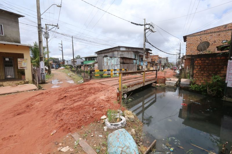 O canal Caraparú, no Guamá, é mais um local que está sendo contemplado pelas ações emergenciais de limpeza que estão feitas pelo governo do Estado, através da Secretaria de Desenvolvimento Urbano e Obras Públicas (Sedop). <div class='credito_fotos'>Foto: Alex Ribeiro / Ag. Pará | <a href='/midias/2020/originais/6172_b16a0f8d-0de0-1efe-cfdb-7933340e2907.jpg' download><i class='fa-solid fa-download'></i> Download</a></div>