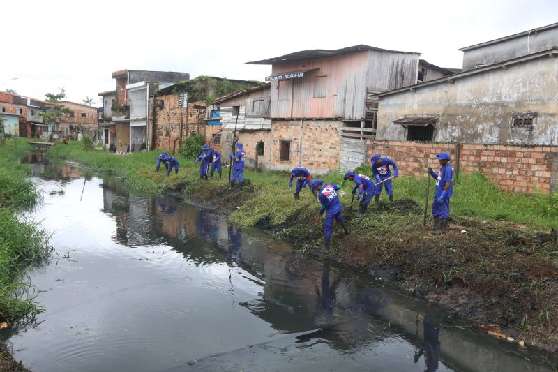 O canal Caraparú, no Guamá, é mais um local que está sendo contemplado pelas ações emergenciais de limpeza que estão feitas pelo governo do Estado, através da Secretaria de Desenvolvimento Urbano e Obras Públicas (Sedop). <div class='credito_fotos'>Foto: Alex Ribeiro / Ag. Pará | <a href='/midias/2020/originais/6172_ccf5f624-9470-f3a3-9945-572aba3d1f7d.jpg' download><i class='fa-solid fa-download'></i> Download</a></div>