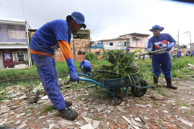 O canal Caraparú, no Guamá, é mais um local que está sendo contemplado pelas ações emergenciais de limpeza que estão feitas pelo governo do Estado, através da Secretaria de Desenvolvimento Urbano e Obras Públicas (Sedop). <div class='credito_fotos'>Foto: Alex Ribeiro / Ag. Pará | <a href='/midias/2020/originais/6172_daf5b8cb-8758-f187-5080-a74f91ebd2fe.jpg' download><i class='fa-solid fa-download'></i> Download</a></div>
