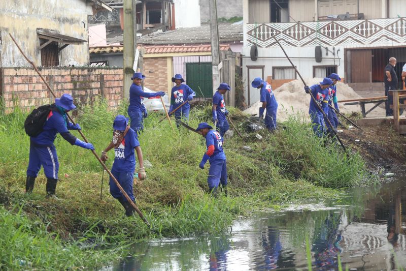 O canal Caraparú, no Guamá, é mais um local que está sendo contemplado pelas ações emergenciais de limpeza que estão feitas pelo governo do Estado, através da Secretaria de Desenvolvimento Urbano e Obras Públicas (Sedop). <div class='credito_fotos'>Foto: Alex Ribeiro / Ag. Pará | <a href='/midias/2020/originais/6172_e1548b0e-f54e-897a-e329-3fed309c098f.jpg' download><i class='fa-solid fa-download'></i> Download</a></div>