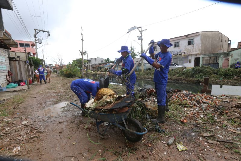 O canal Caraparú, no Guamá, é mais um local que está sendo contemplado pelas ações emergenciais de limpeza que estão feitas pelo governo do Estado, através da Secretaria de Desenvolvimento Urbano e Obras Públicas (Sedop). <div class='credito_fotos'>Foto: Alex Ribeiro / Ag. Pará | <a href='/midias/2020/originais/6172_fd395c94-30e6-b71f-150a-532a0a85b178.jpg' download><i class='fa-solid fa-download'></i> Download</a></div>