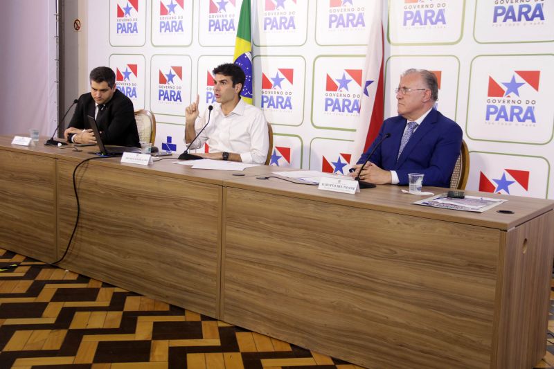 Coletiva com Governador do Estado do Pará Helder Barbalho <div class='credito_fotos'>Foto: Bruno Cecim / Ag.Pará | <a href='/midias/2020/originais/6206_17e5bf21-73f0-0de7-892f-a9367e62c607.jpg' download><i class='fa-solid fa-download'></i> Download</a></div>
