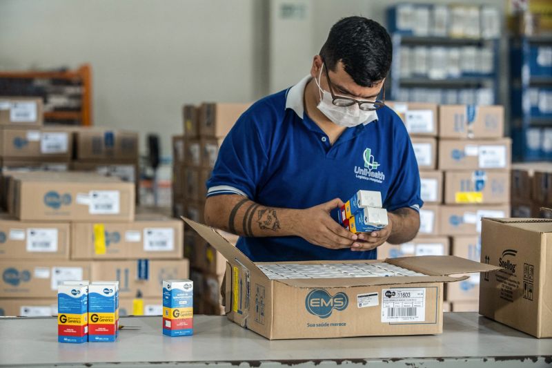 Governador Visita centro de distribuição de medicamentos em Marituba <div class='credito_fotos'>Foto: Marco Santos / Ag. Pará   |   <a href='/midias/2020/originais/6208_4bbaf7a8-25c3-8c4b-7970-b1a6463aac76.jpg' download><i class='fa-solid fa-download'></i> Download</a></div>