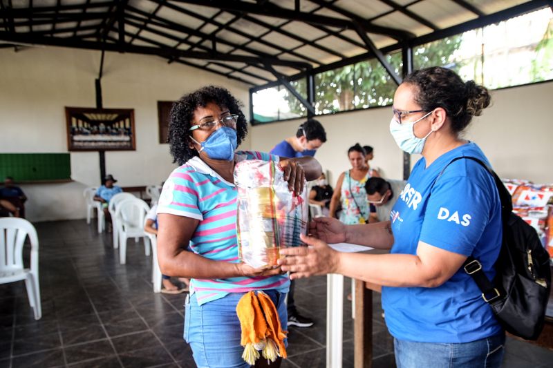 Entrega de cestas basicas na Paroquia Sao Vicente de Paulo.

Foto: Pedro Guerreiro / Ag.Para <div class='credito_fotos'>Foto: Pedro Guerreiro / Ag. Pará   |   <a href='/midias/2020/originais/6209_18fc169a-1f57-7973-98e7-3642683de7e1.jpg' download><i class='fa-solid fa-download'></i> Download</a></div>