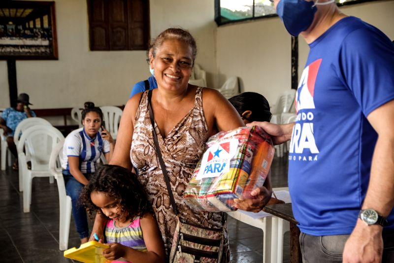 Entrega de cestas basicas na Paroquia Sao Vicente de Paulo.
Foto: Pedro Guerreiro / Ag.Para <div class='credito_fotos'>Foto: Pedro Guerreiro / Ag. Pará | <a href='/midias/2020/originais/6209_9f050694-e87a-6d14-5721-baca90ae68ae.jpg' download><i class='fa-solid fa-download'></i> Download</a></div>