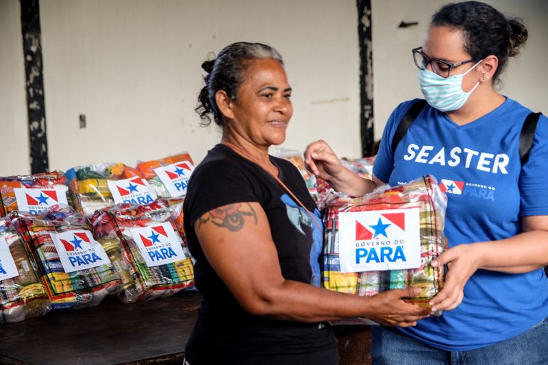 Entrega de cestas basicas na Paroquia Sao Vicente de Paulo.
Foto: Pedro Guerreiro / Ag.Para <div class='credito_fotos'>Foto: Pedro Guerreiro / Ag. Pará | <a href='/midias/2020/originais/6209_cd5eef76-41ef-349f-e8dd-26c444513d6a.jpg' download><i class='fa-solid fa-download'></i> Download</a></div>