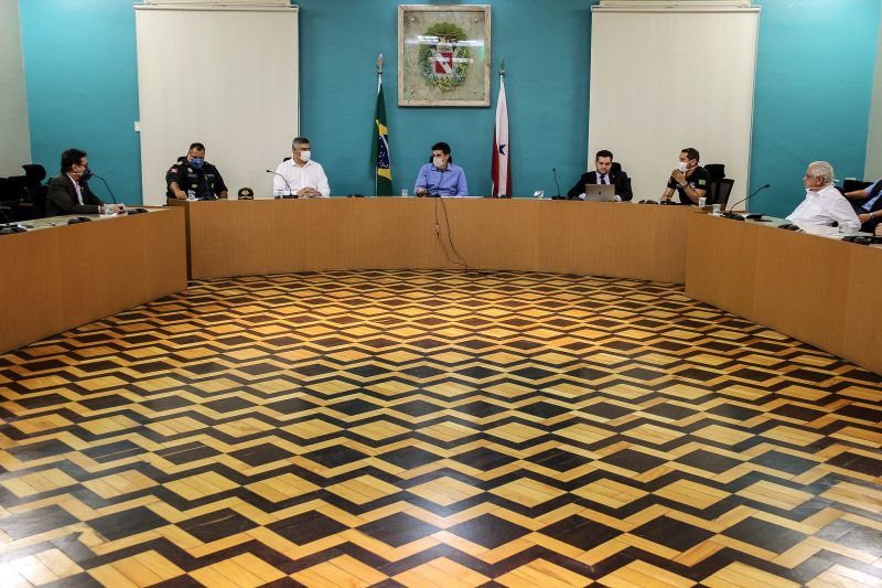 Governo e instituições bancárias firmam estratégia para evitar aglomerações
O governador Helder Barbalho reuniu, na tarde desta terça-feira (07), com representantes das instituições bancárias do Estado para discutir estratégias que evitem aglomerações no interior e áreas externas de agências bancárias e lotéricas. A agenda, que foi realizada no Palácio do Governo, em Belém, faz parte do enfrentamento à pandemia do novo coronavírus.
<div class='credito_fotos'>Foto: Bruno Cecim / Ag.Pará | <a href='/midias/2020/originais/6218_13f64800-1264-10ab-6647-d3f0514daaa3.jpg' download><i class='fa-solid fa-download'></i> Download</a></div>