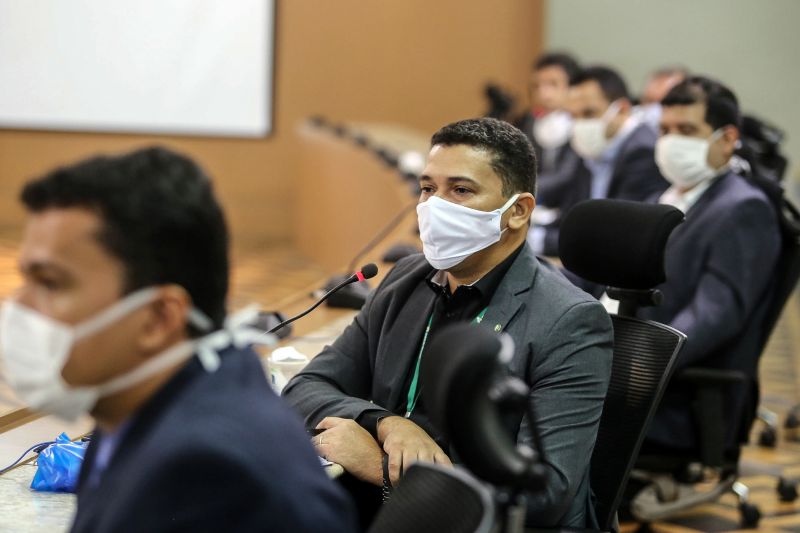 Governo e instituições bancárias firmam estratégia para evitar aglomerações
O governador Helder Barbalho reuniu, na tarde desta terça-feira (07), com representantes das instituições bancárias do Estado para discutir estratégias que evitem aglomerações no interior e áreas externas de agências bancárias e lotéricas. A agenda, que foi realizada no Palácio do Governo, em Belém, faz parte do enfrentamento à pandemia do novo coronavírus.
<div class='credito_fotos'>Foto: Bruno Cecim / Ag.Pará | <a href='/midias/2020/originais/6218_16c1fa92-0487-9439-6403-af7101d5e728.jpg' download><i class='fa-solid fa-download'></i> Download</a></div>
