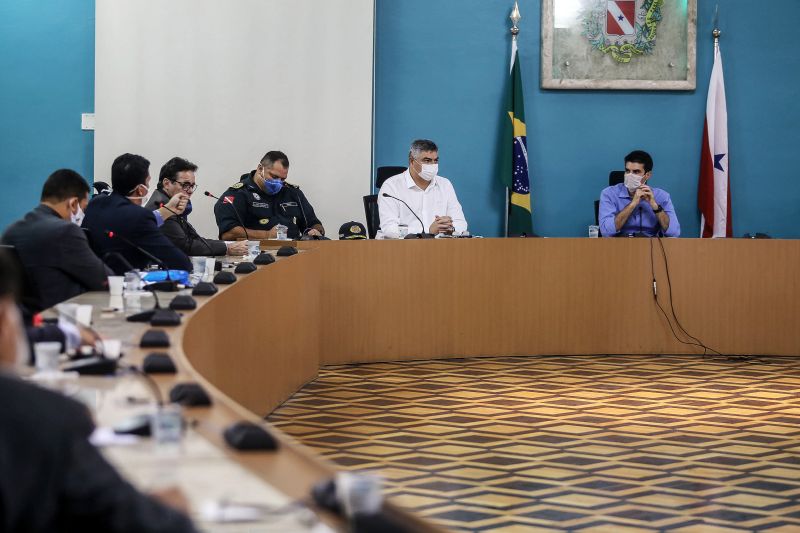 Governo e instituições bancárias firmam estratégia para evitar aglomerações
O governador Helder Barbalho reuniu, na tarde desta terça-feira (07), com representantes das instituições bancárias do Estado para discutir estratégias que evitem aglomerações no interior e áreas externas de agências bancárias e lotéricas. A agenda, que foi realizada no Palácio do Governo, em Belém, faz parte do enfrentamento à pandemia do novo coronavírus.
<div class='credito_fotos'>Foto: Bruno Cecim / Ag.Pará | <a href='/midias/2020/originais/6218_2219309a-ef4b-2cc8-675a-7b6a7a86a4d9.jpg' download><i class='fa-solid fa-download'></i> Download</a></div>