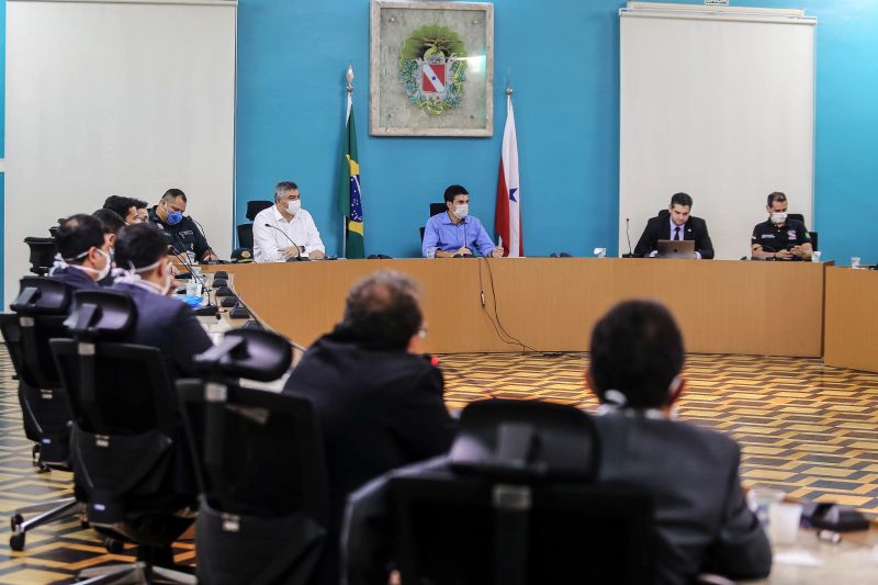 Governo e instituições bancárias firmam estratégia para evitar aglomerações
O governador Helder Barbalho reuniu, na tarde desta terça-feira (07), com representantes das instituições bancárias do Estado para discutir estratégias que evitem aglomerações no interior e áreas externas de agências bancárias e lotéricas. A agenda, que foi realizada no Palácio do Governo, em Belém, faz parte do enfrentamento à pandemia do novo coronavírus.
<div class='credito_fotos'>Foto: Bruno Cecim / Ag.Pará | <a href='/midias/2020/originais/6218_3348e11c-2748-08d0-2d4a-eac775bc0edc.jpg' download><i class='fa-solid fa-download'></i> Download</a></div>