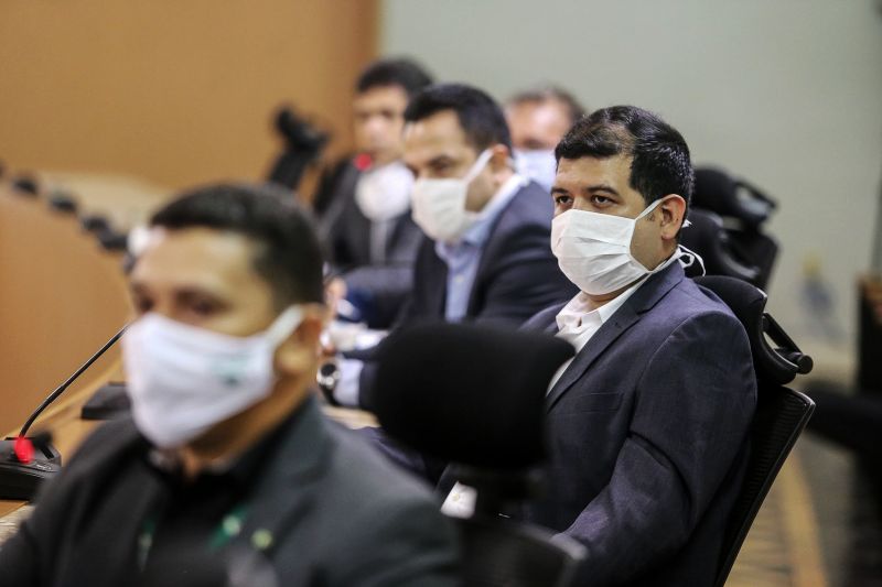 Governo e instituições bancárias firmam estratégia para evitar aglomerações
O governador Helder Barbalho reuniu, na tarde desta terça-feira (07), com representantes das instituições bancárias do Estado para discutir estratégias que evitem aglomerações no interior e áreas externas de agências bancárias e lotéricas. A agenda, que foi realizada no Palácio do Governo, em Belém, faz parte do enfrentamento à pandemia do novo coronavírus.
<div class='credito_fotos'>Foto: Bruno Cecim / Ag.Pará | <a href='/midias/2020/originais/6218_405f69eb-fee1-59cd-f5c2-2af4e46db930.jpg' download><i class='fa-solid fa-download'></i> Download</a></div>