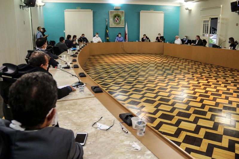 Governo e instituições bancárias firmam estratégia para evitar aglomerações
O governador Helder Barbalho reuniu, na tarde desta terça-feira (07), com representantes das instituições bancárias do Estado para discutir estratégias que evitem aglomerações no interior e áreas externas de agências bancárias e lotéricas. A agenda, que foi realizada no Palácio do Governo, em Belém, faz parte do enfrentamento à pandemia do novo coronavírus.
<div class='credito_fotos'>Foto: Bruno Cecim / Ag.Pará | <a href='/midias/2020/originais/6218_843c4831-319a-7253-3a37-8847beb8cded.jpg' download><i class='fa-solid fa-download'></i> Download</a></div>