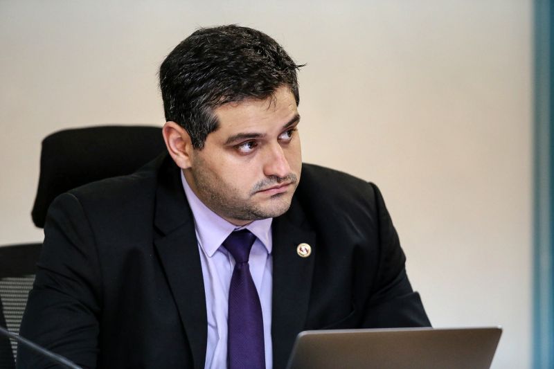 Governo e instituições bancárias firmam estratégia para evitar aglomerações
O governador Helder Barbalho reuniu, na tarde desta terça-feira (07), com representantes das instituições bancárias do Estado para discutir estratégias que evitem aglomerações no interior e áreas externas de agências bancárias e lotéricas. A agenda, que foi realizada no Palácio do Governo, em Belém, faz parte do enfrentamento à pandemia do novo coronavírus.
<div class='credito_fotos'>Foto: Bruno Cecim / Ag.Pará | <a href='/midias/2020/originais/6218_ada62992-c02f-6175-0eb4-115dc5495726.jpg' download><i class='fa-solid fa-download'></i> Download</a></div>