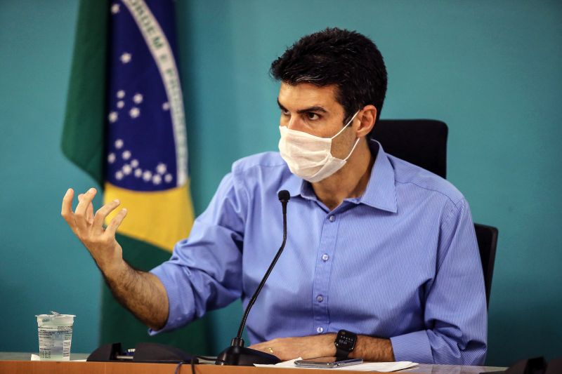 Governo e instituições bancárias firmam estratégia para evitar aglomerações
O governador Helder Barbalho reuniu, na tarde desta terça-feira (07), com representantes das instituições bancárias do Estado para discutir estratégias que evitem aglomerações no interior e áreas externas de agências bancárias e lotéricas. A agenda, que foi realizada no Palácio do Governo, em Belém, faz parte do enfrentamento à pandemia do novo coronavírus.
<div class='credito_fotos'>Foto: Bruno Cecim / Ag.Pará | <a href='/midias/2020/originais/6218_b60295a5-6f14-45bc-46bb-83bf4f8bf9a2.jpg' download><i class='fa-solid fa-download'></i> Download</a></div>