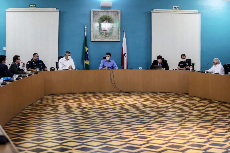 Governo e instituições bancárias firmam estratégia para evitar aglomerações
O governador Helder Barbalho reuniu, na tarde desta terça-feira (07), com representantes das instituições bancárias do Estado para discutir estratégias que evitem aglomerações no interior e áreas externas de agências bancárias e lotéricas. A agenda, que foi realizada no Palácio do Governo, em Belém, faz parte do enfrentamento à pandemia do novo coronavírus.
<div class='credito_fotos'>Foto: Bruno Cecim / Ag.Pará | <a href='/midias/2020/originais/6218_b7a3304d-03df-f170-f551-2683fbb7866a.jpg' download><i class='fa-solid fa-download'></i> Download</a></div>