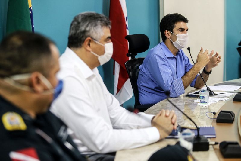 Governo e instituições bancárias firmam estratégia para evitar aglomerações
O governador Helder Barbalho reuniu, na tarde desta terça-feira (07), com representantes das instituições bancárias do Estado para discutir estratégias que evitem aglomerações no interior e áreas externas de agências bancárias e lotéricas. A agenda, que foi realizada no Palácio do Governo, em Belém, faz parte do enfrentamento à pandemia do novo coronavírus.
<div class='credito_fotos'>Foto: Bruno Cecim / Ag.Pará | <a href='/midias/2020/originais/6218_b8a1173c-6041-6d79-bf9c-3093fa7e9354.jpg' download><i class='fa-solid fa-download'></i> Download</a></div>