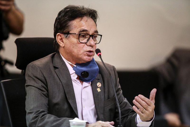Governo e instituições bancárias firmam estratégia para evitar aglomerações
O governador Helder Barbalho reuniu, na tarde desta terça-feira (07), com representantes das instituições bancárias do Estado para discutir estratégias que evitem aglomerações no interior e áreas externas de agências bancárias e lotéricas. A agenda, que foi realizada no Palácio do Governo, em Belém, faz parte do enfrentamento à pandemia do novo coronavírus.
<div class='credito_fotos'>Foto: Bruno Cecim / Ag.Pará | <a href='/midias/2020/originais/6218_ebc5f809-3949-abd8-8ebe-5ce8ff063fcb.jpg' download><i class='fa-solid fa-download'></i> Download</a></div>