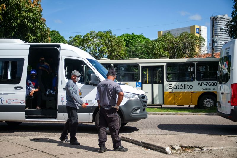 Mais de 30 internos da Secretaria de Estado de Administração Penitenciária (Seap), em parceria com o Departamento de Trânsito do Estado do Pará (Detran), pintaram marcações, de mais de 1m entre um ponto e outro, para distanciamento social das pessoas nas paradas de ônibus da Grande Belém. A ação iniciou nesta quinta-feira (9), na avenida Almirante Barroso, próximo ao Mercado de São Brás, e busca evitar aglomerações diante da pandemia do novo coronavírus. <div class='credito_fotos'>Foto: Pedro Guerreiro / Ag. Pará | <a href='/midias/2020/originais/6225_0127fec5-e2a0-2a35-be27-b31ddd503d8f.jpg' download><i class='fa-solid fa-download'></i> Download</a></div>