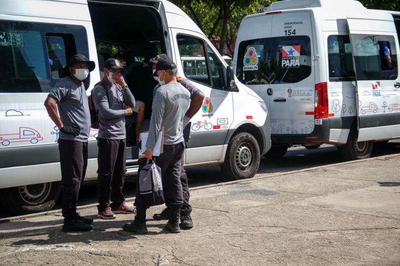 Mais de 30 internos da Secretaria de Estado de Administração Penitenciária (Seap), em parceria com o Departamento de Trânsito do Estado do Pará (Detran), pintaram marcações, de mais de 1m entre um ponto e outro, para distanciamento social das pessoas nas paradas de ônibus da Grande Belém. A ação iniciou nesta quinta-feira (9), na avenida Almirante Barroso, próximo ao Mercado de São Brás, e busca evitar aglomerações diante da pandemia do novo coronavírus. <div class='credito_fotos'>Foto: Pedro Guerreiro / Ag. Pará | <a href='/midias/2020/originais/6225_1634e804-c422-799b-695a-3185c8bb9ee1.jpg' download><i class='fa-solid fa-download'></i> Download</a></div>