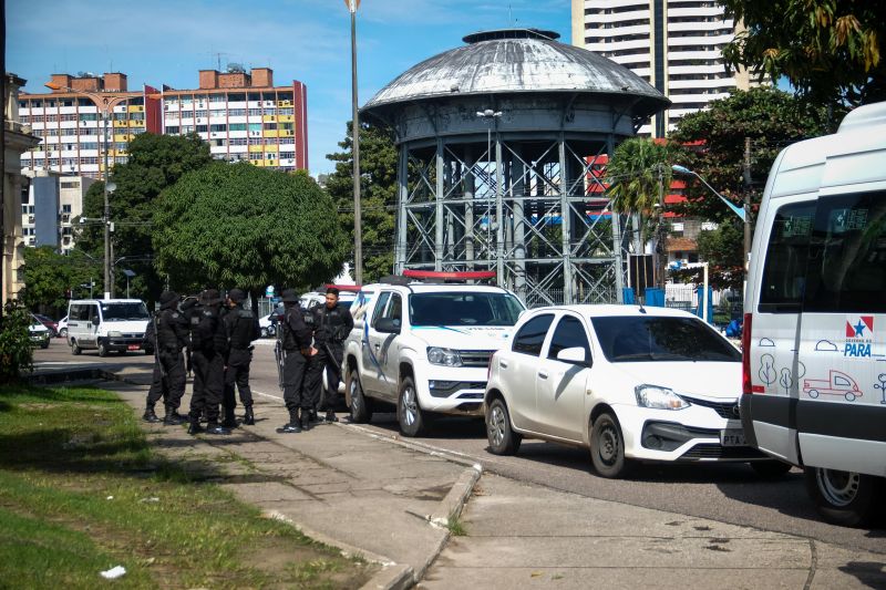 Mais de 30 internos da Secretaria de Estado de Administração Penitenciária (Seap), em parceria com o Departamento de Trânsito do Estado do Pará (Detran), pintaram marcações, de mais de 1m entre um ponto e outro, para distanciamento social das pessoas nas paradas de ônibus da Grande Belém. A ação iniciou nesta quinta-feira (9), na avenida Almirante Barroso, próximo ao Mercado de São Brás, e busca evitar aglomerações diante da pandemia do novo coronavírus. <div class='credito_fotos'>Foto: Pedro Guerreiro / Ag. Pará | <a href='/midias/2020/originais/6225_270b9d52-cd83-d374-1a62-9eb71b2cd397.jpg' download><i class='fa-solid fa-download'></i> Download</a></div>