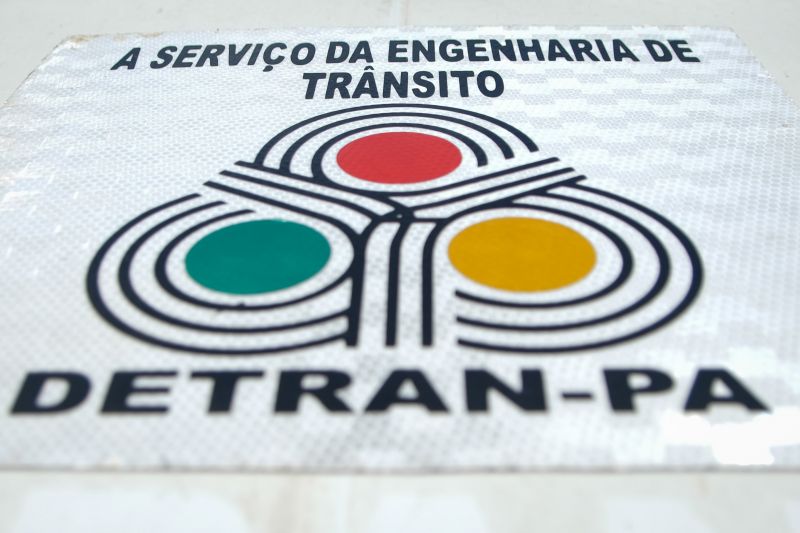 Mais de 30 internos da Secretaria de Estado de Administração Penitenciária (Seap), em parceria com o Departamento de Trânsito do Estado do Pará (Detran), pintaram marcações, de mais de 1m entre um ponto e outro, para distanciamento social das pessoas nas paradas de ônibus da Grande Belém. A ação iniciou nesta quinta-feira (9), na avenida Almirante Barroso, próximo ao Mercado de São Brás, e busca evitar aglomerações diante da pandemia do novo coronavírus. <div class='credito_fotos'>Foto: Pedro Guerreiro / Ag. Pará | <a href='/midias/2020/originais/6225_39ab1cde-189c-7a9a-81f5-87cbf64bbce6.jpg' download><i class='fa-solid fa-download'></i> Download</a></div>