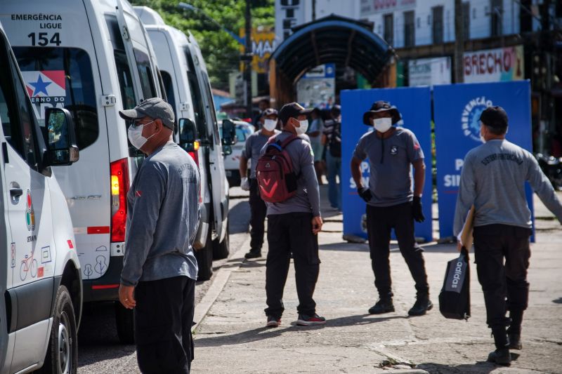 Mais de 30 internos da Secretaria de Estado de Administração Penitenciária (Seap), em parceria com o Departamento de Trânsito do Estado do Pará (Detran), pintaram marcações, de mais de 1m entre um ponto e outro, para distanciamento social das pessoas nas paradas de ônibus da Grande Belém. A ação iniciou nesta quinta-feira (9), na avenida Almirante Barroso, próximo ao Mercado de São Brás, e busca evitar aglomerações diante da pandemia do novo coronavírus. <div class='credito_fotos'>Foto: Pedro Guerreiro / Ag. Pará | <a href='/midias/2020/originais/6225_46343985-216b-32c6-eb47-544b12ff0332.jpg' download><i class='fa-solid fa-download'></i> Download</a></div>