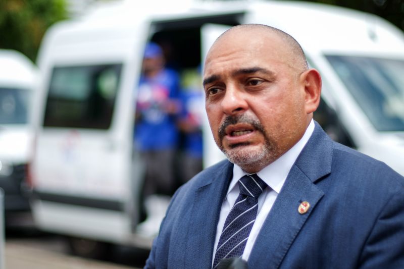 Mais de 30 internos da Secretaria de Estado de Administração Penitenciária (Seap), em parceria com o Departamento de Trânsito do Estado do Pará (Detran), pintaram marcações, de mais de 1m entre um ponto e outro, para distanciamento social das pessoas nas paradas de ônibus da Grande Belém. A ação iniciou nesta quinta-feira (9), na avenida Almirante Barroso, próximo ao Mercado de São Brás, e busca evitar aglomerações diante da pandemia do novo coronavírus. <div class='credito_fotos'>Foto: Pedro Guerreiro / Ag. Pará | <a href='/midias/2020/originais/6225_4a4ab734-36fd-78fd-bd96-0b600652857f.jpg' download><i class='fa-solid fa-download'></i> Download</a></div>
