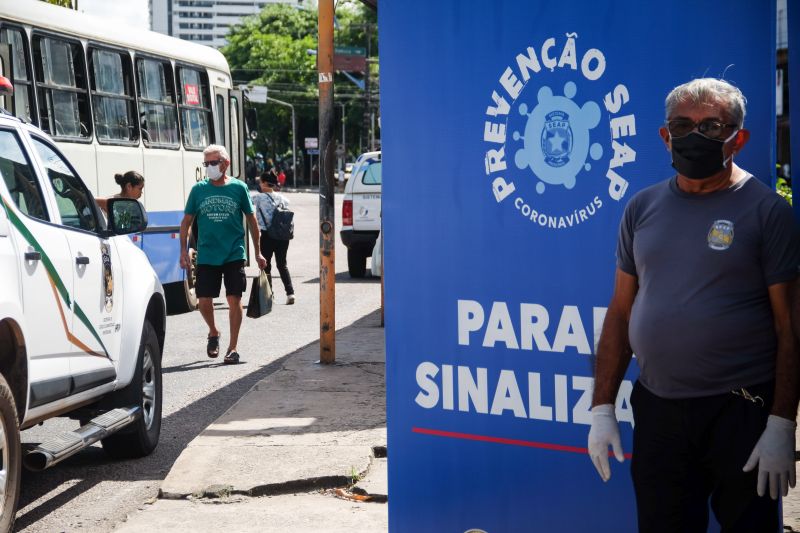 Mais de 30 internos da Secretaria de Estado de Administração Penitenciária (Seap), em parceria com o Departamento de Trânsito do Estado do Pará (Detran), pintaram marcações, de mais de 1m entre um ponto e outro, para distanciamento social das pessoas nas paradas de ônibus da Grande Belém. A ação iniciou nesta quinta-feira (9), na avenida Almirante Barroso, próximo ao Mercado de São Brás, e busca evitar aglomerações diante da pandemia do novo coronavírus. <div class='credito_fotos'>Foto: Pedro Guerreiro / Ag. Pará | <a href='/midias/2020/originais/6225_5aff118a-aab3-e0c8-99cf-127761f37033.jpg' download><i class='fa-solid fa-download'></i> Download</a></div>