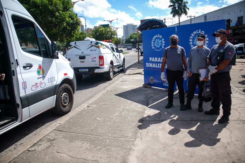 Mais de 30 internos da Secretaria de Estado de Administração Penitenciária (Seap), em parceria com o Departamento de Trânsito do Estado do Pará (Detran), pintaram marcações, de mais de 1m entre um ponto e outro, para distanciamento social das pessoas nas paradas de ônibus da Grande Belém. A ação iniciou nesta quinta-feira (9), na avenida Almirante Barroso, próximo ao Mercado de São Brás, e busca evitar aglomerações diante da pandemia do novo coronavírus. <div class='credito_fotos'>Foto: Pedro Guerreiro / Ag. Pará | <a href='/midias/2020/originais/6225_5bae1776-a6ec-6ec0-9967-e4fe6ff0d9ea.jpg' download><i class='fa-solid fa-download'></i> Download</a></div>