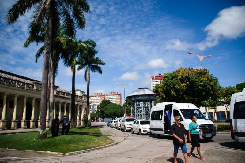 Mais de 30 internos da Secretaria de Estado de Administração Penitenciária (Seap), em parceria com o Departamento de Trânsito do Estado do Pará (Detran), pintaram marcações, de mais de 1m entre um ponto e outro, para distanciamento social das pessoas nas paradas de ônibus da Grande Belém. A ação iniciou nesta quinta-feira (9), na avenida Almirante Barroso, próximo ao Mercado de São Brás, e busca evitar aglomerações diante da pandemia do novo coronavírus. <div class='credito_fotos'>Foto: Pedro Guerreiro / Ag. Pará | <a href='/midias/2020/originais/6225_64a1747d-a8a2-480e-7be6-0a65c9bfce8e.jpg' download><i class='fa-solid fa-download'></i> Download</a></div>