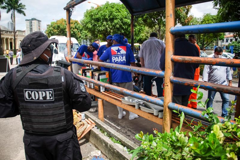 Mais de 30 internos da Secretaria de Estado de Administração Penitenciária (Seap), em parceria com o Departamento de Trânsito do Estado do Pará (Detran), pintaram marcações, de mais de 1m entre um ponto e outro, para distanciamento social das pessoas nas paradas de ônibus da Grande Belém. A ação iniciou nesta quinta-feira (9), na avenida Almirante Barroso, próximo ao Mercado de São Brás, e busca evitar aglomerações diante da pandemia do novo coronavírus. <div class='credito_fotos'>Foto: Pedro Guerreiro / Ag. Pará | <a href='/midias/2020/originais/6225_843bf6ee-e168-d19b-46a5-71144b105e45.jpg' download><i class='fa-solid fa-download'></i> Download</a></div>