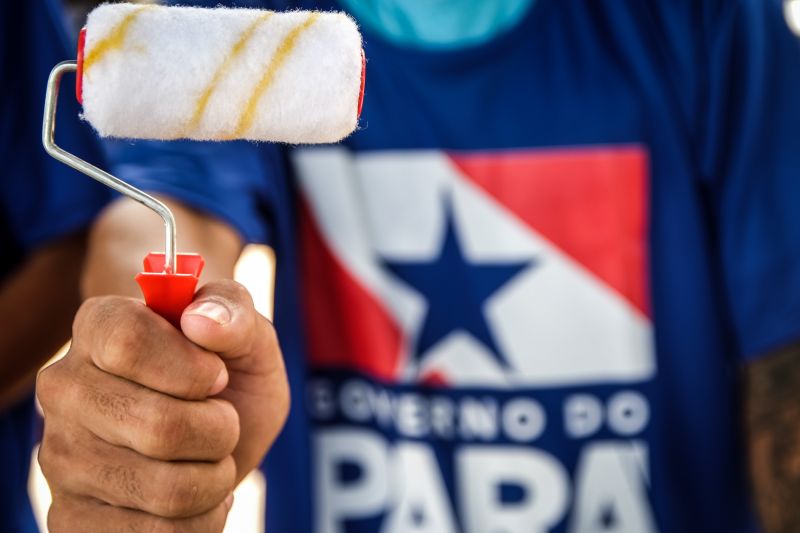 Mais de 30 internos da Secretaria de Estado de Administração Penitenciária (Seap), em parceria com o Departamento de Trânsito do Estado do Pará (Detran), pintaram marcações, de mais de 1m entre um ponto e outro, para distanciamento social das pessoas nas paradas de ônibus da Grande Belém. A ação iniciou nesta quinta-feira (9), na avenida Almirante Barroso, próximo ao Mercado de São Brás, e busca evitar aglomerações diante da pandemia do novo coronavírus. <div class='credito_fotos'>Foto: Pedro Guerreiro / Ag. Pará | <a href='/midias/2020/originais/6225_90612418-b5d1-745c-446b-5e7feb11aa89.jpg' download><i class='fa-solid fa-download'></i> Download</a></div>