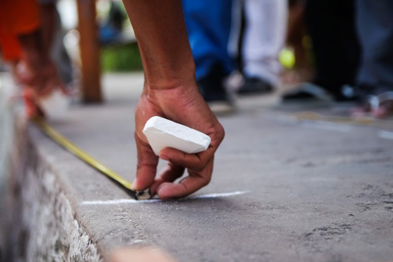 Mais de 30 internos da Secretaria de Estado de Administração Penitenciária (Seap), em parceria com o Departamento de Trânsito do Estado do Pará (Detran), pintaram marcações, de mais de 1m entre um ponto e outro, para distanciamento social das pessoas nas paradas de ônibus da Grande Belém. A ação iniciou nesta quinta-feira (9), na avenida Almirante Barroso, próximo ao Mercado de São Brás, e busca evitar aglomerações diante da pandemia do novo coronavírus. <div class='credito_fotos'>Foto: Pedro Guerreiro / Ag. Pará | <a href='/midias/2020/originais/6225_f1d63b2e-4072-0a9e-f7e0-ecae8e8ca429.jpg' download><i class='fa-solid fa-download'></i> Download</a></div>