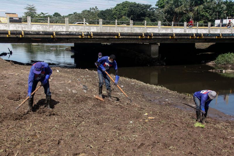 Esta semana, 200 homens estão atuando em uma frente de serviços ao longo do canal Água Cristal