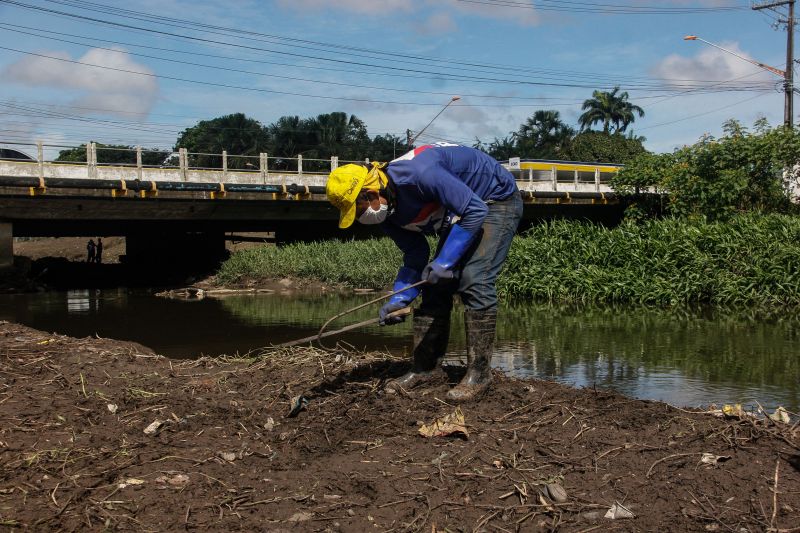 ÁGUA CRISTAL - LIMPEZA DO CANAL
FOTO: MARCELO SEABRA / AG.PARA <div class='credito_fotos'>Foto: Marcelo Seabra / Ag. Pará | <a href='/midias/2020/originais/6226_adcee906-cf24-f4da-4d77-7270f5a6b4c6.jpg' download><i class='fa-solid fa-download'></i> Download</a></div>