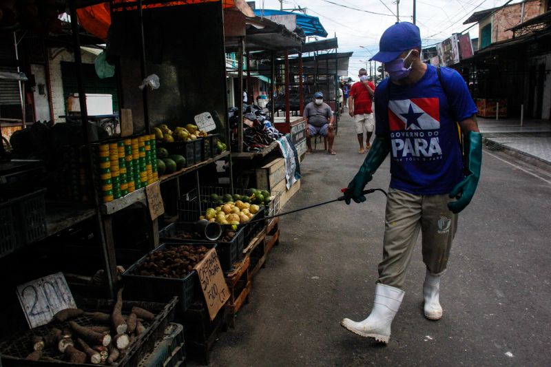@seap.pa na luta contra o novo coronavírus. Até o dia 5 de maio, nós vamos estar com a ação de desinfecção, feita pelos custodiados do sistema penitenciário do Pará, nas feiras da região metropolitana. Hoje iniciamos na Feira 8 de Maio, em Icoaraci. <div class='credito_fotos'>Foto: Marcelo Seabra / Ag. Pará | <a href='/midias/2020/originais/6257_0aec0dda-4c28-985d-9e05-5616e797344e.jpg' download><i class='fa-solid fa-download'></i> Download</a></div>