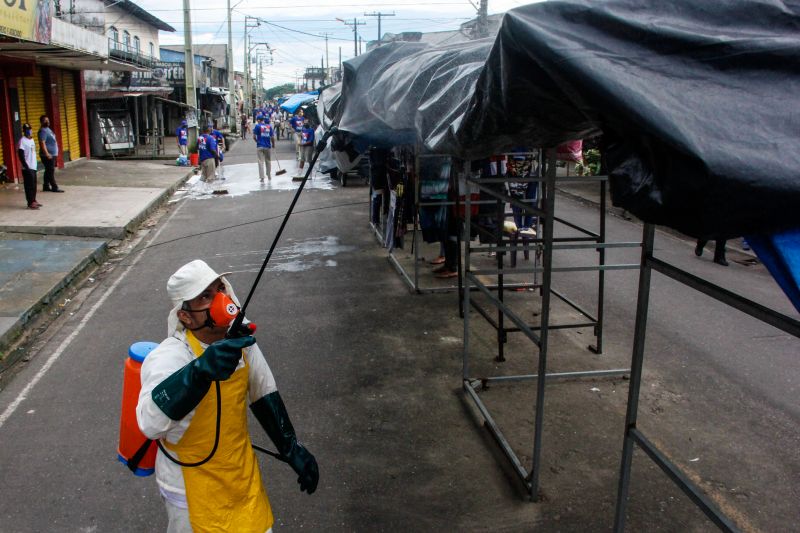 @seap.pa na luta contra o novo coronavírus. Até o dia 5 de maio, nós vamos estar com a ação de desinfecção, feita pelos custodiados do sistema penitenciário do Pará, nas feiras da região metropolitana. Hoje iniciamos na Feira 8 de Maio, em Icoaraci. <div class='credito_fotos'>Foto: Marcelo Seabra / Ag. Pará | <a href='/midias/2020/originais/6257_1ed78f4c-18fb-3915-91d3-63570cdbb8fc.jpg' download><i class='fa-solid fa-download'></i> Download</a></div>