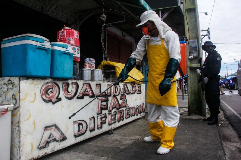 @seap.pa na luta contra o novo coronavírus. Até o dia 5 de maio, nós vamos estar com a ação de desinfecção, feita pelos custodiados do sistema penitenciário do Pará, nas feiras da região metropolitana. Hoje iniciamos na Feira 8 de Maio, em Icoaraci. <div class='credito_fotos'>Foto: Marcelo Seabra / Ag. Pará | <a href='/midias/2020/originais/6257_969c36bc-6bdc-3b7f-d497-f941574c0ba0.jpg' download><i class='fa-solid fa-download'></i> Download</a></div>