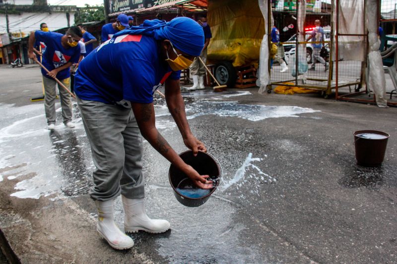 @seap.pa na luta contra o novo coronavírus. Até o dia 5 de maio, nós vamos estar com a ação de desinfecção, feita pelos custodiados do sistema penitenciário do Pará, nas feiras da região metropolitana. Hoje iniciamos na Feira 8 de Maio, em Icoaraci. <div class='credito_fotos'>Foto: Marcelo Seabra / Ag. Pará | <a href='/midias/2020/originais/6257_a92770d9-b472-1001-3d5c-e5558e3be341.jpg' download><i class='fa-solid fa-download'></i> Download</a></div>