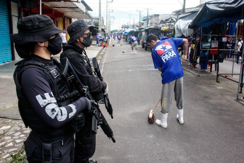 @seap.pa na luta contra o novo coronavírus. Até o dia 5 de maio, nós vamos estar com a ação de desinfecção, feita pelos custodiados do sistema penitenciário do Pará, nas feiras da região metropolitana. Hoje iniciamos na Feira 8 de Maio, em Icoaraci. <div class='credito_fotos'>Foto: Marcelo Seabra / Ag. Pará | <a href='/midias/2020/originais/6257_e0d3e23b-72a4-d9d4-d79e-7c3dbd2fb491.jpg' download><i class='fa-solid fa-download'></i> Download</a></div>
