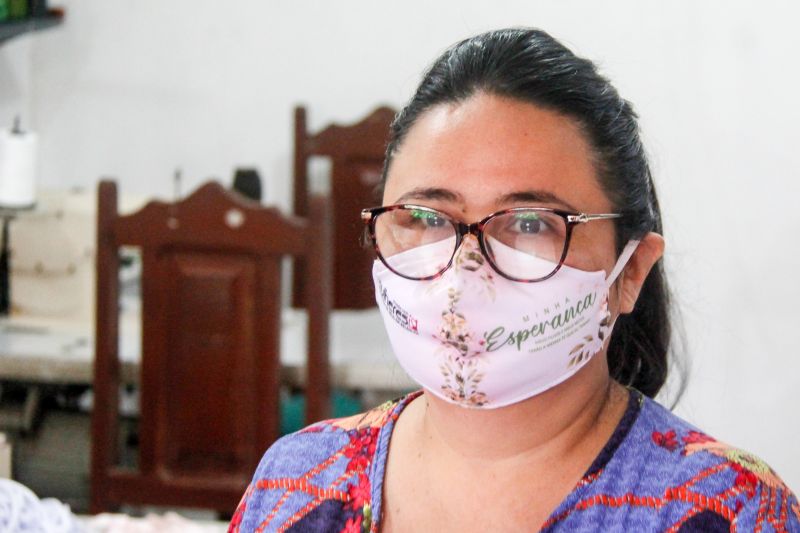 Confecção de máscaras de tecido para ajudar no combate a proliferação do Covid 19 do Pará.
Na foto: Regina Lima <div class='credito_fotos'>Foto: Marcelo Seabra / Ag. Pará   |   <a href='/midias/2020/originais/6263_459de343-5490-f1dd-bcbe-58abad5820b9.jpg' download><i class='fa-solid fa-download'></i> Download</a></div>