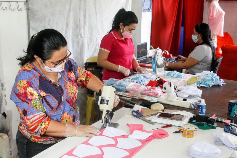 Confecção de máscaras de tecido para ajudar no combate a proliferação do Covid 19 do Pará. <div class='credito_fotos'>Foto: Marcelo Seabra / Ag. Pará   |   <a href='/midias/2020/originais/6263_79c996e9-4326-105e-48a6-6fd1ebb9b10e.jpg' download><i class='fa-solid fa-download'></i> Download</a></div>