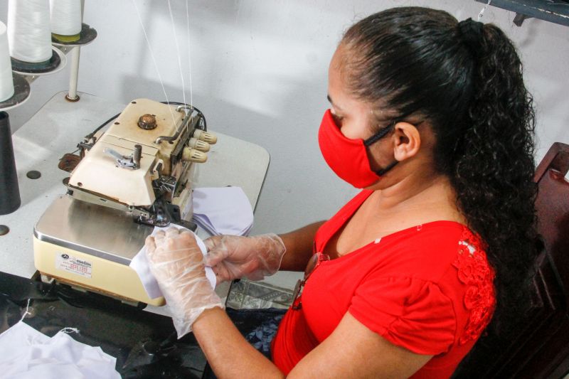 Confecção de máscaras de tecido para ajudar no combate a proliferação do Covid 19 do Pará. <div class='credito_fotos'>Foto: Marcelo Seabra / Ag. Pará | <a href='/midias/2020/originais/6263_8ac75ece-386c-a167-dd6d-c872bc4a031f.jpg' download><i class='fa-solid fa-download'></i> Download</a></div>