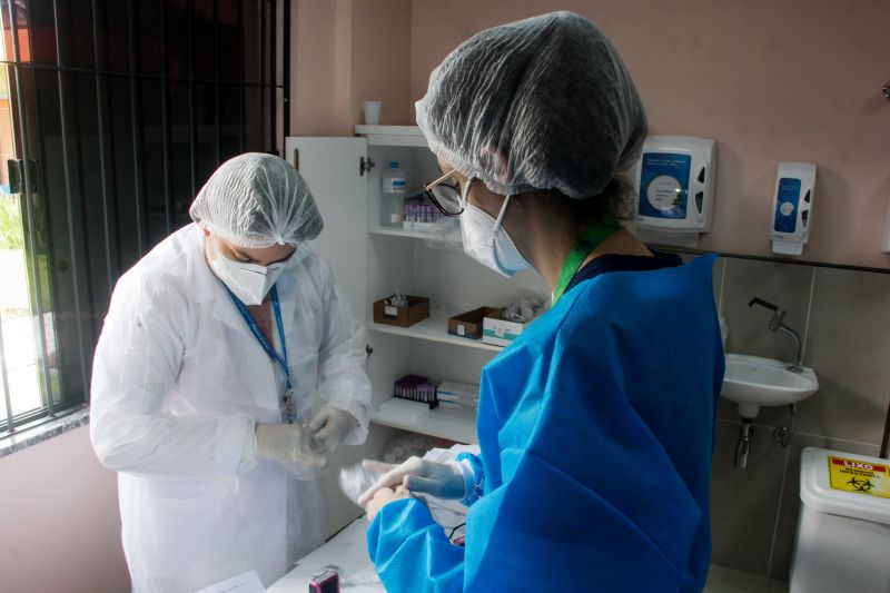 Entrega de medicação contra o corona virus.  <div class='credito_fotos'>Foto: Marcelo Seabra / Ag. Pará   |   <a href='/midias/2020/originais/6264_2bac59bf-a121-1410-4758-69b8942acd22.jpg' download><i class='fa-solid fa-download'></i> Download</a></div>