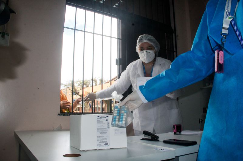 Entrega de medicação contra o corona virus.  <div class='credito_fotos'>Foto: Marcelo Seabra / Ag. Pará   |   <a href='/midias/2020/originais/6264_52697267-68e3-ecef-2182-9099d47f4169.jpg' download><i class='fa-solid fa-download'></i> Download</a></div>