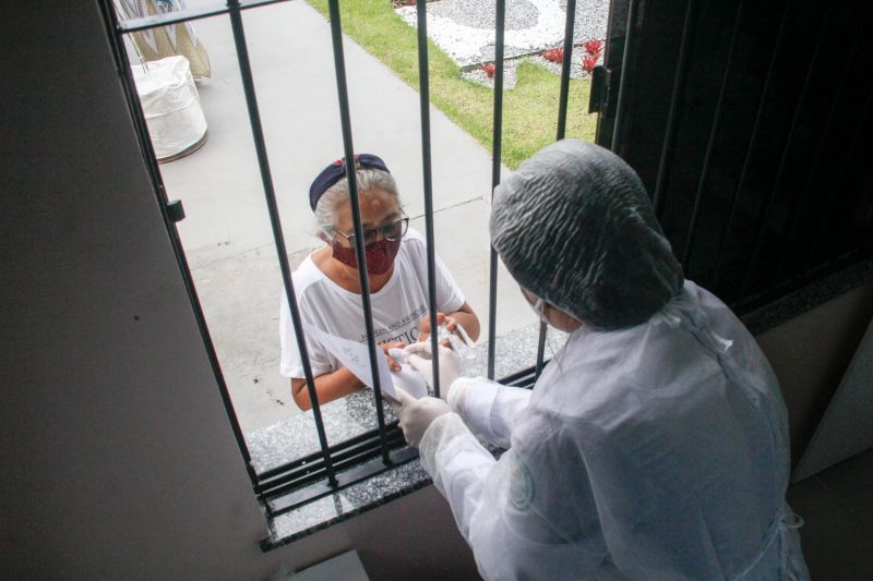 Entrega de medicação contra o corona virus. <div class='credito_fotos'>Foto: Marcelo Seabra / Ag. Pará | <a href='/midias/2020/originais/6264_b73bf372-ab7d-20b6-73eb-9da0651ddff6.jpg' download><i class='fa-solid fa-download'></i> Download</a></div>