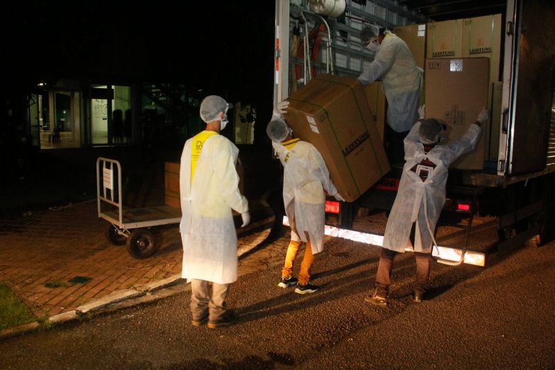 Chegada de novos respiradores para o Hospital de campanha do Hangar, que trata pacientes com Corona Virus. <div class='credito_fotos'>Foto: Marcelo Seabra / Ag. Pará   |   <a href='/midias/2020/originais/6268_040c2b26-7b81-cd09-72cf-0537ebb51557.jpg' download><i class='fa-solid fa-download'></i> Download</a></div>