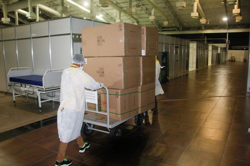 Chegada de novos respiradores para o Hospital de campanha do Hangar, que trata pacientes com Corona Virus. <div class='credito_fotos'>Foto: Marcelo Seabra / Ag. Pará   |   <a href='/midias/2020/originais/6268_126ad303-efaa-12a3-96b5-55a2a7ae74f2.jpg' download><i class='fa-solid fa-download'></i> Download</a></div>