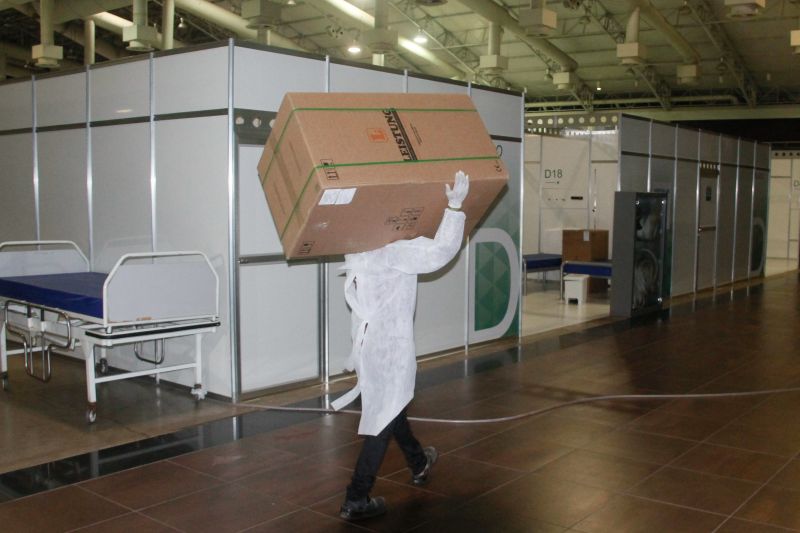 Chegada de novos respiradores para o Hospital de campanha do Hangar, que trata pacientes com Corona Virus. <div class='credito_fotos'>Foto: Marcelo Seabra / Ag. Pará   |   <a href='/midias/2020/originais/6268_325f81c6-5c96-e36b-14bd-48a6486ce4f1.jpg' download><i class='fa-solid fa-download'></i> Download</a></div>